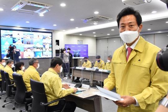 오세훈 서울시장이 28일 오전 서울시청에서 제159차 서울시구청장협의회 화상회의 참석을 준비하고 있다.[사진=서울시 제공]
